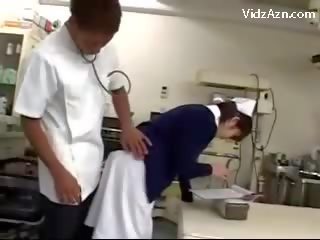 Sykepleier får henne fitte gnidd av mester og 2 sykepleiere ved den surgery