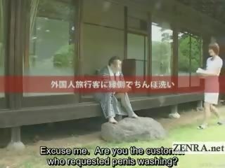 Subtitled väljas bucolic riietes naine paljaste meestega jaapani putz koristamine