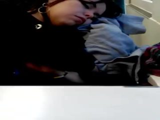 Mladý miláčik spiace fetiš v vlak sledovanie dormida en tren