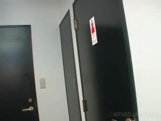 Asiatisk tenåring babe filmer twat mens pissing i en toalett