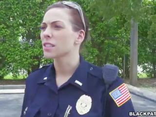 Ženska cops potegnite več črno suspect in sesati njegov phallus