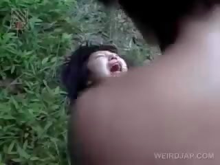 Frágil asiática amante consiguiendo brutalmente follada al aire libre
