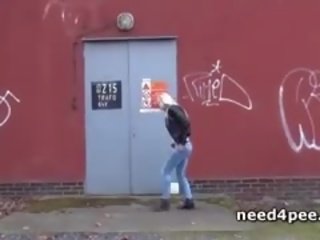 Aficionado novia se esconde detrás un pared a tomar un pipí