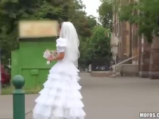Glamorous bride sucks a big hard prick