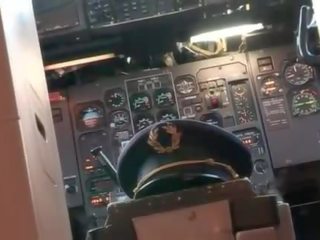 Stewardessen filmer hur till perfekt ritt på en putz