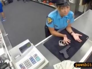 Polizia ufficiale pawns suo manicotto e scopata da sessuale suscitato pawn uomo