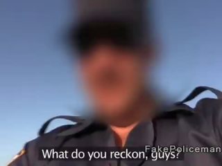 Falošný policajt s obrovský johnson fucks stunner na the pláž