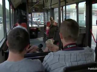 Uma masome îi place având brutal făcut dragoste în o public autobus