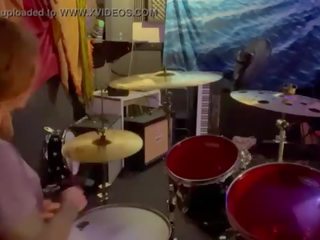 Felicity feline drumming i henne lockout