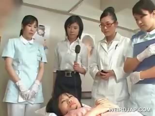 Aziatisch brunette ms klappen harig lid bij de ziekenhuis