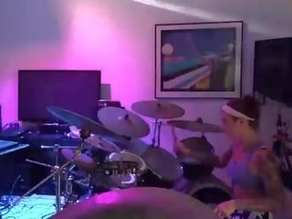 Felicity feline drums et jams avec copains derrière la scènes