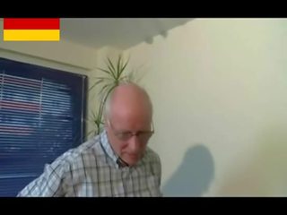 Tysk bestefar merker unge kjæreste kåt