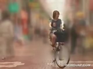 Asia remaja sweeties mendapatkan twats semua basah sementara menunggangi itu bike