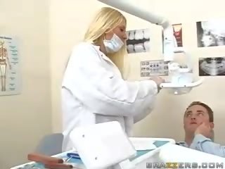 Marvellous tonårs bystiga blondin dentist movs henne klantskallar till en patienten