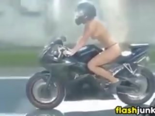 Kawalan ng pang-itaas tattooed dalaga pagsakay a motorcycle