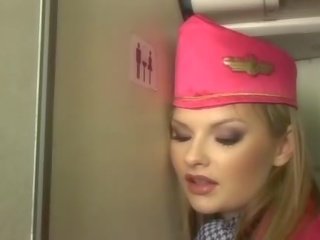 Frumos blonda stewardeza sugand membru onboard