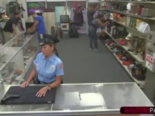Puszczalska i brunetka latynoska policja kobieta dostaje pieprzony