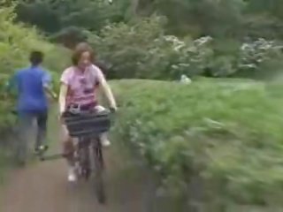 Japansk damsel masturbated mens ridning en specially modified kjønn film vid bike!