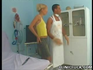 Blondin heting åtnjuter klinik vuxen video-