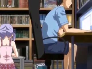 Timide l'anime poupée en apron sauteur envie membre en lit