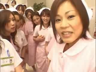 Warga asia jururawat menikmati dewasa video pada atas