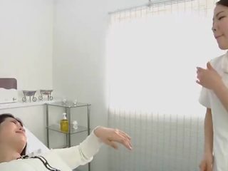 Japoniškas lesbietiškas žavingas spjaudyti masažas klinika subtitruota
