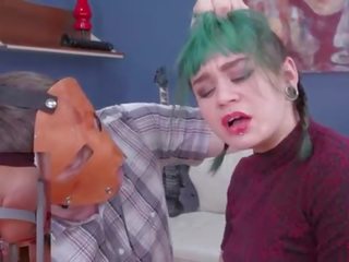Maravilhoso do punk jovem fêmea com bolha-bunda fica um difícil anal punição