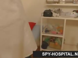 Beatiful perempuan gyno-chair ujian tertangkap di tersembunyi kamera