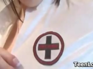 Ung sjuksköterska filmer av henne stor brösten