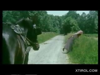 كلاسيكي شقراء فتاة كس يمسح في ل carriage