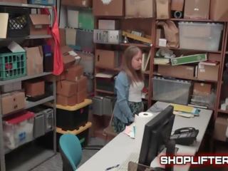 Shoplifting mladý žena brooke bliss dostane v prdeli