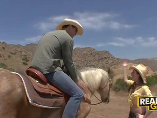 Unggul rambut coklat remaja menemani missy batu di luar cowboy gaya apaan