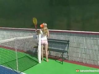 Masturbovanie na the tenis súd